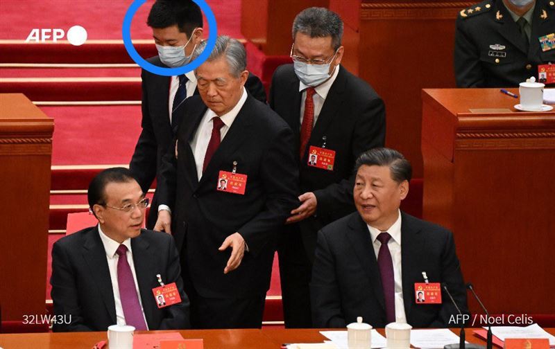 前总统马英九陷入「失智疑云」，引发社会高度关注。 尽管家属周美青与马以南发布声明，盼其安享晚年，但马英九随后亲自录影并写下声明澄清，直接反击家属说法。 此事件在PTT引发热议，网友纷纷联想2022年中共前总书记胡锦涛在20大被架离的惊悚画面，质疑马英九恐面临「被迫失智」的政治操作。 （图/翻摄自X平台 @fangshimin）