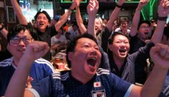中国球迷穿日本队战衣看比赛   官媒发飙