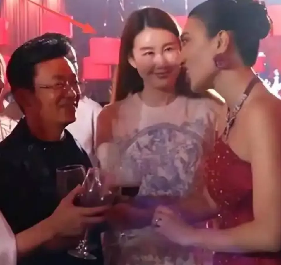 王宝强身边那个“大鸟依人”的冯清，远比你想象中聪明