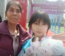 “别碰体育生”，一张高中母女合照令人心酸