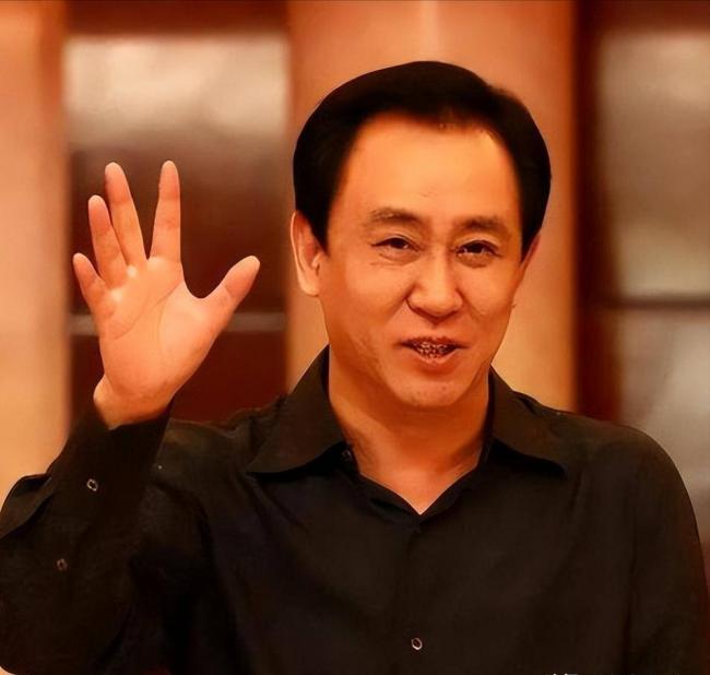 他是许家印亲哥 “寄生式”致富 如今成老赖