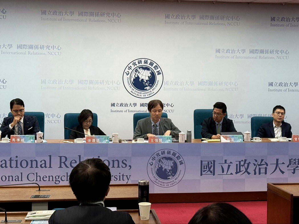 政大国关中心29日举办「川习二会后的美中台关系」座谈会,由政大国关中心主任王信贤... 政大国关中心29日举办「川习二会后的美中台关系」座谈会,由政大国关中心主任王信贤...