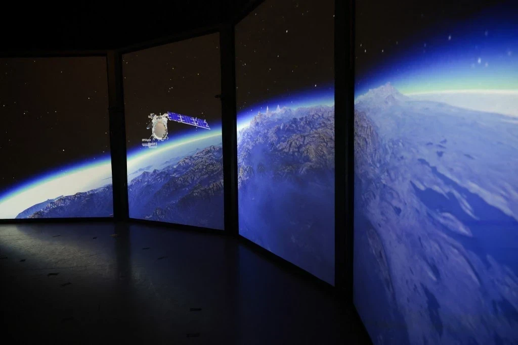 美國甘迺迪中心於2025年3月28日展出NASA衛星數據所創作的藝術裝置。(資料照片/法新社)