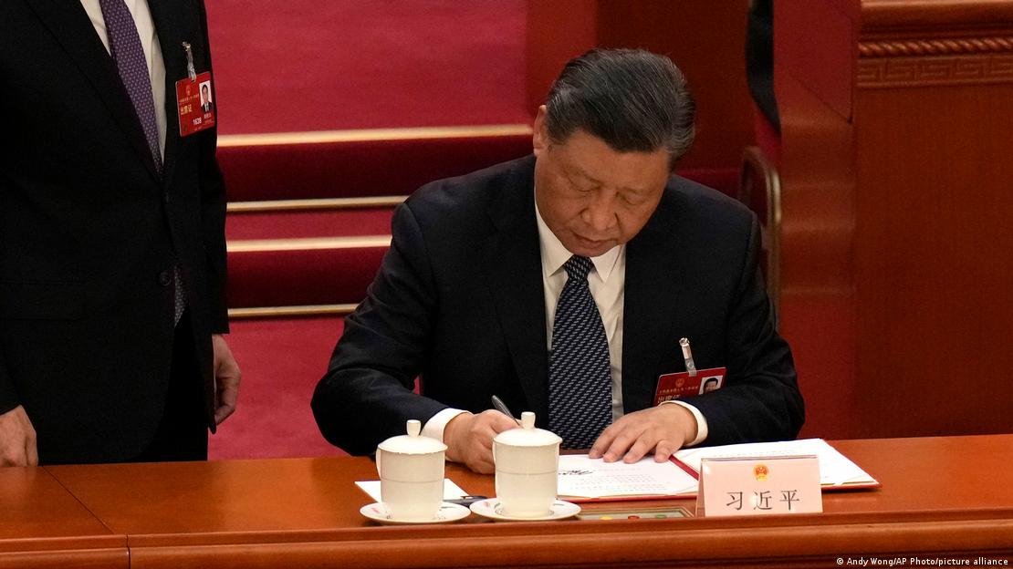 2023年3月,中國黨和國家領導人習近平在「兩會」上簽署文件。