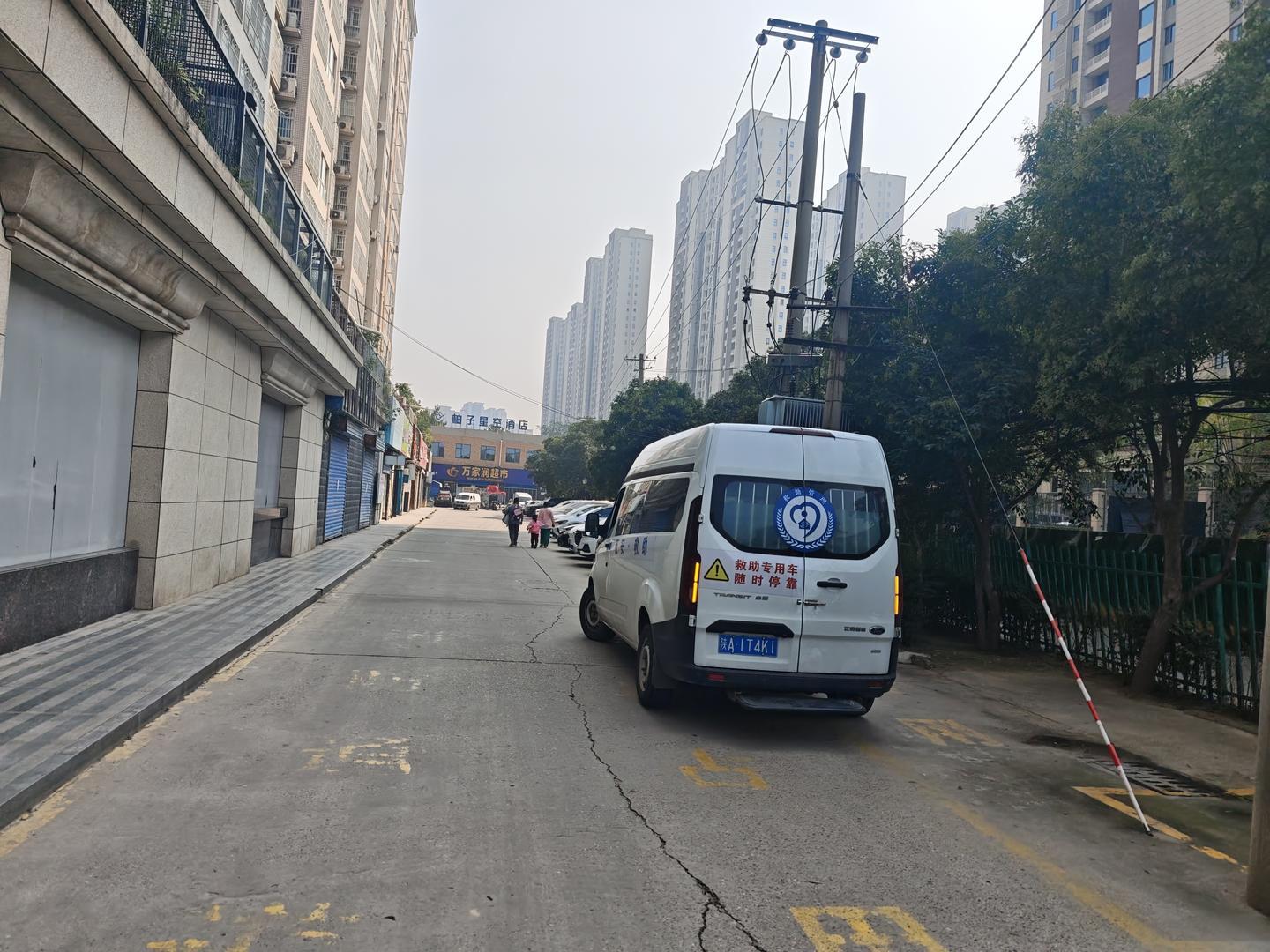 ▲西安市救助站的车辆已经抵达这对母子小区附近