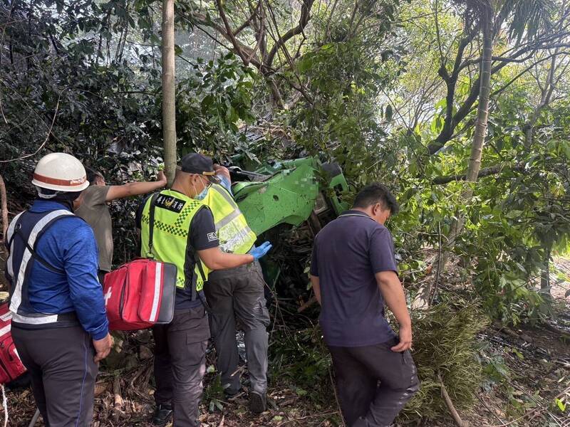 屏东县三地门乡发生大货车翻覆车祸。(屏东县里港警分局提供) 屏东县三地门乡发生大货车翻覆车祸。(屏东县里港警分局提供)