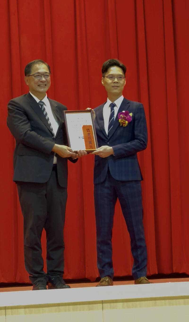 检察官黄佳彦(右)获今年度「法务部模范公务人员」,左为法务部长郑铭谦。(新北检提供) 检察官黄佳彦(右)获今年度「法务部模范公务人员」,左为法务部长郑铭谦。(新北检提供)