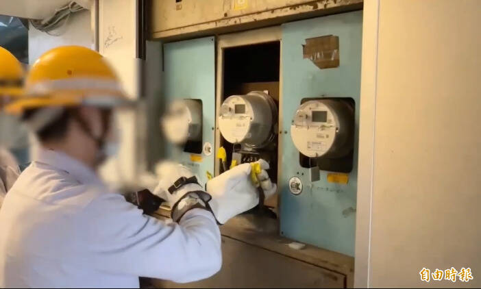 台电人员于现场执行断水断电。(记者刘庆侯翻摄) 台电人员于现场执行断水断电。(记者刘庆侯翻摄)