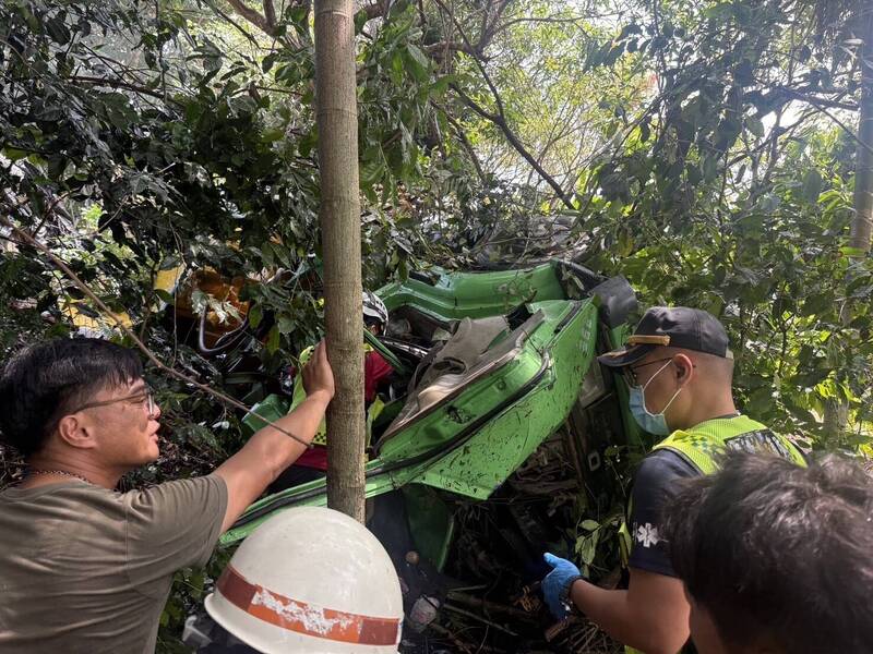 屏东县三地门乡发生大货车翻覆,车体变形。(屏东县里港警分局提供) 屏东县三地门乡发生大货车翻覆,车体变形。(屏东县里港警分局提供)