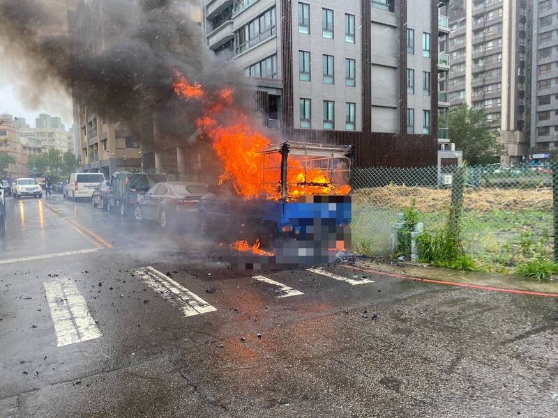 八德区中正北路、广兴二路口附近,一辆停在路旁的小货车竟自行起火燃烧。(消防局提供) 八德区中正北路、广兴二路口附近,一辆停在路旁的小货车竟自行起火燃烧。(消防局提供)