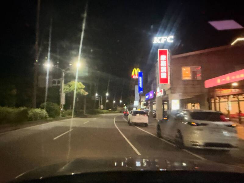 大甲分局台风夜查看,大甲麦当劳招牌正常,却网友恶搞。(大甲分局提供) 大甲分局台风夜查看,大甲麦当劳招牌正常,却网友恶搞。(大甲分局提供)
