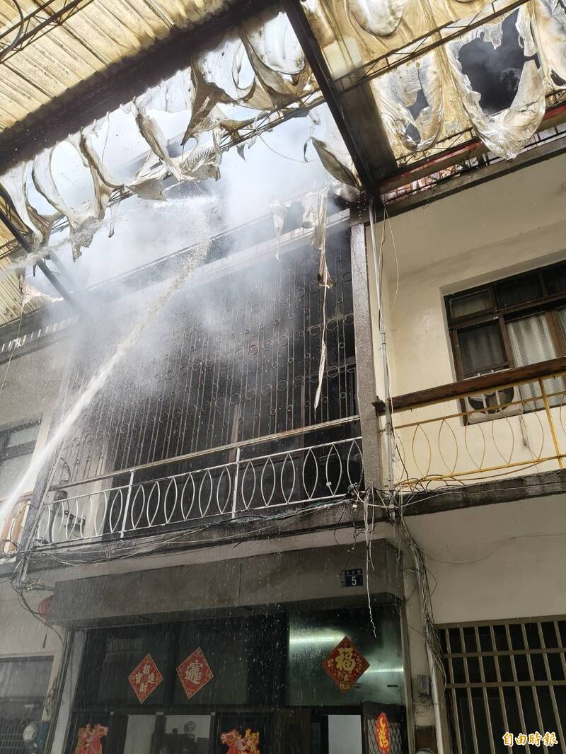 消防人员布水线射水灭火。(南投县消防局提供) 消防人员布水线射水灭火。(南投县消防局提供)